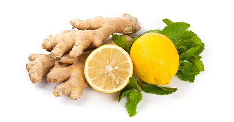 Koláž rôznych prírodných surovín používaných na detoxikáciu a chudnutie: zázvor, citrón, mäta, bylinky, ovsené vločky.