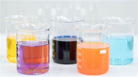 Tabuľka porovnávajúca účinné látky, mechanizmy účinku a schválené indikácie moderných liekov na chudnutie.