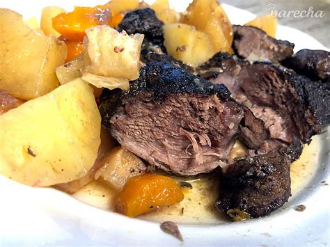 Orestované mäso v hrnci s cibuľou