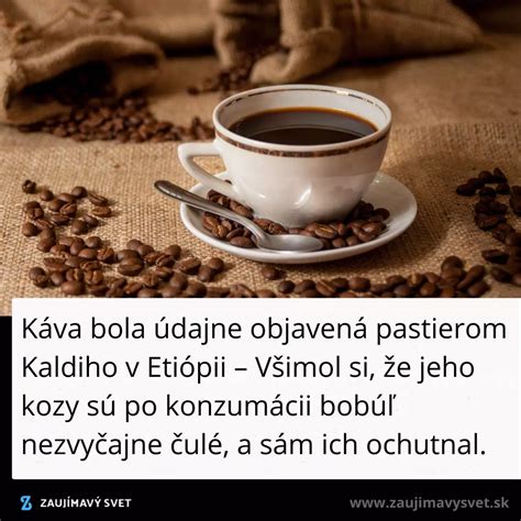 Šálka kávy s kávovými zrnami.