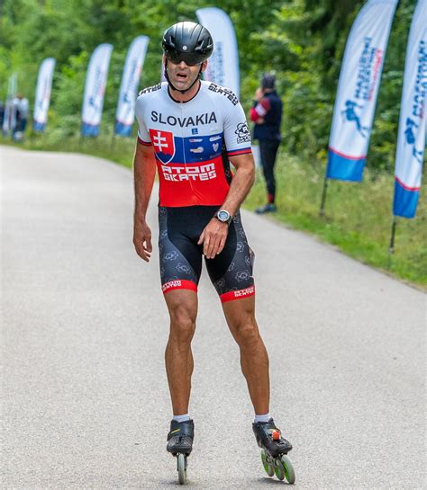 Ilustrácia správneho postoja pri inline korčuľovaní