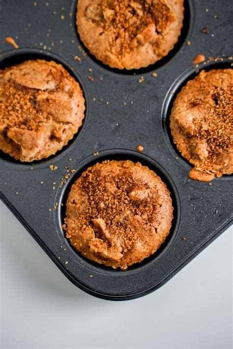 hotové batatové muffiny v košíkoch, posypané semiačkami