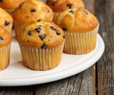 detail cesta na muffiny s kúskami ovocia a orechov
