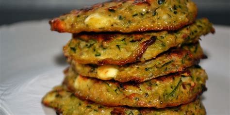 Ilustračné foto zlatistých cuketových placiek na panvici