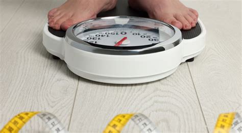Ilustračná fotografia osoby merajúcej BMI na váhe.