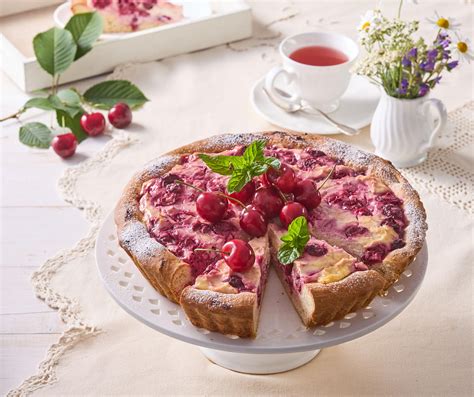 Fotografia pripravených paleo rožtekov s višňami.