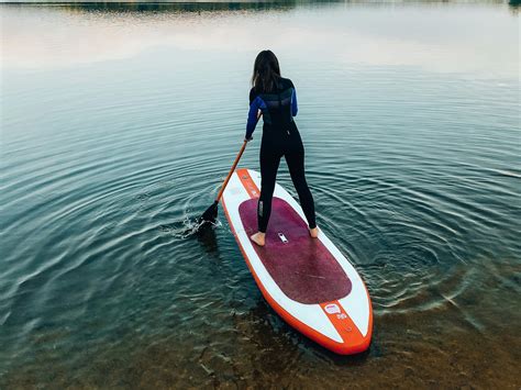 Osoba jazdiaca na paddleboarde