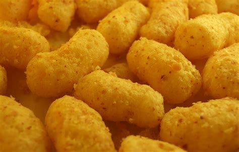 Ilustračná fotografia porcie kukuričných chrumiek s označením kalorickej hodnoty a nutričných faktov