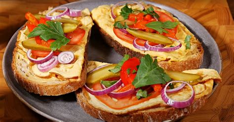 tanier s plátkami proteínovo-vajíčkového chleba a zeleninou