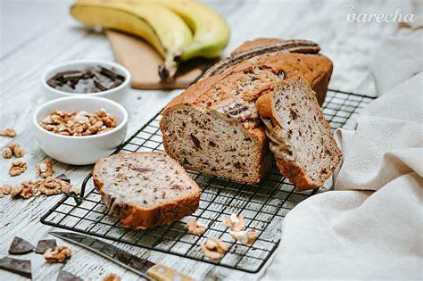 rozpolený banánový chlieb s kúskami čokolády a orechov