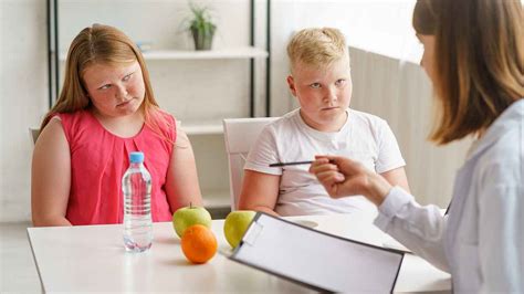 Ilustrácia znázorňujúca rôzne zdravotné riziká spojené s detskou obezitou.