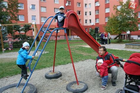 Deti hrajúce sa aktívne vonku na ihrisku.