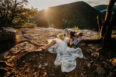 Inšpiratívna fotografia rodiny, ktorá sa spoločne venuje fyzickej aktivite v prírode.