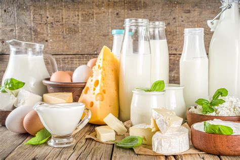 Ilustračná fotografia rôznych druhov bielkovinových potravín ako sú mäso, ryby, vajcia, mliečne výrobky, strukoviny a orechy.