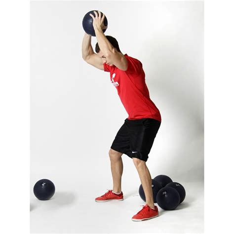 Športovec vykonávajúci cvik so slam ball.