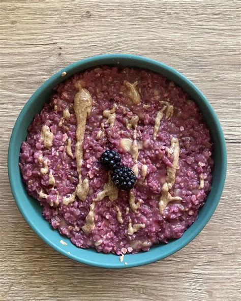 Fotografia misky s pripravenou ovsenou kašou ozdobenou ovocím a orechami