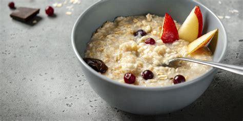 Koláž rôznych druhov ovocia, orechov a semienok na ozdobenie ovsenej kaše