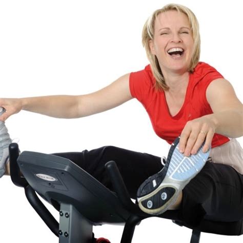 Ilustračné foto ženy s dôrazom na oblasť brucha