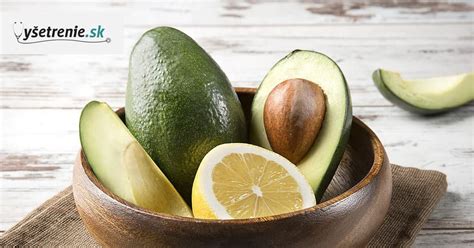 Koláž rôznych zdravých potravín ako avokádo, orechy, ryby, zelenina