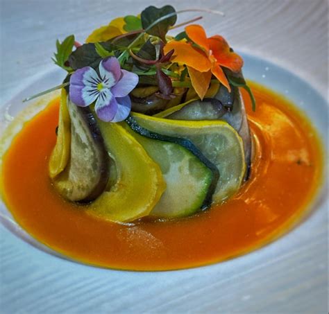 Mozaika rôznych paleo jedál, ktoré vyzerajú lákavo.