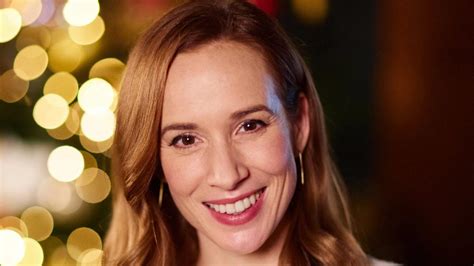 Táňa Pauhofová v sivom pánskom kostýme s masívnymi topánkami