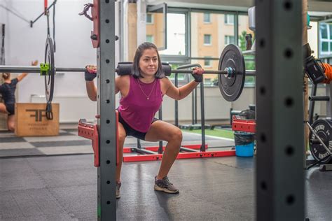 ilustračná fotografia zobrazujúca dynamické cvičenie vo fitness centre
