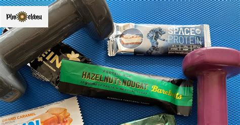 Ilustrácia rôznych druhov proteínových tyčiniek s označením ich hlavných benefitov.