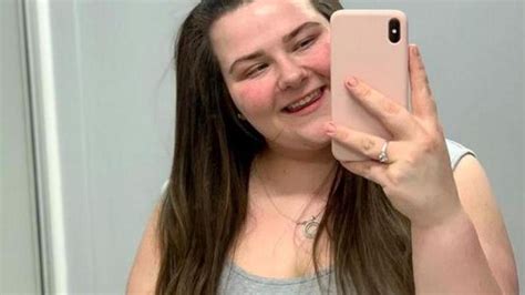 Žena si prezerá fotografie pred a po schudnutí na telefóne.