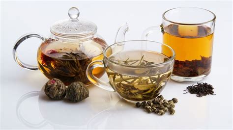 Koláž s rôznymi zdravými potravinami vhodnými na redukciu brušného tuku