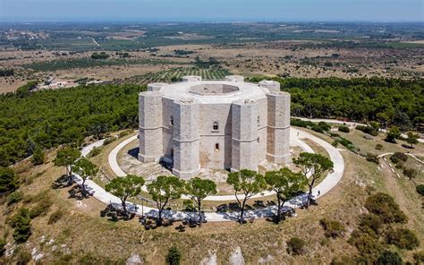 Architektonický pôdorys Castel del Monte s dôrazom na osemuholníkový tvar a opakujúce sa prvky.