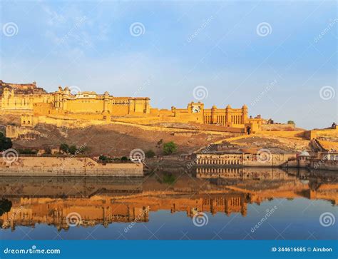 Pohľad na pevnosť Amer z jazera Maotha, zachytávajúci jej monumentálnosť a okolitú krajinu.