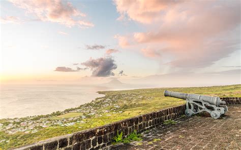 Panoramatický výhľad z pevnosti Brimstone Hill na okolie a Karibské more.