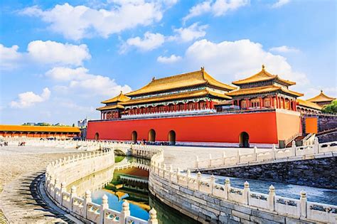 Široký záber na nádvorie Zakázaného mesta v Pekingu, ukazujúci jeho rozľahlosť a symetriu.