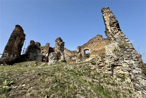 Ruiny hradu Yamčun na pozadí hornatej krajiny Pamíru.