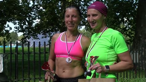 Ilustračná fotografia usmiatej ženy pri rýchlej chôdzi v parku