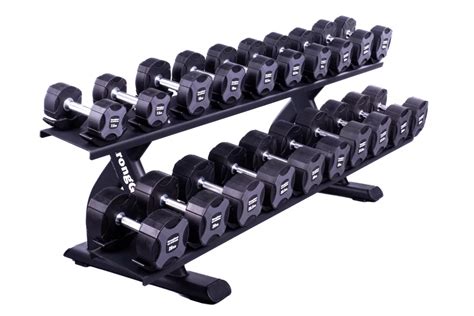 Fľaša s proteínovým práškom vedľa činky a činky