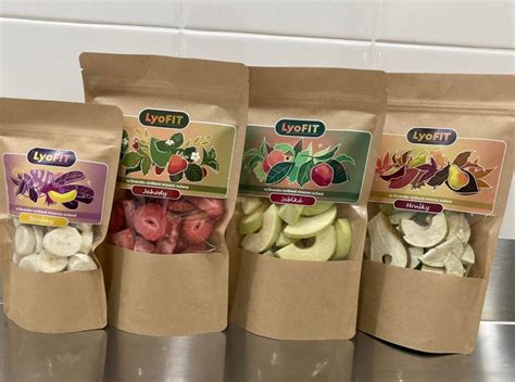 Ilustrácia rôznych druhov orechov a lyofilizovaného ovocia