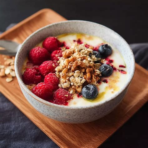 Hotová proteínová miska s ovocím a vločkami