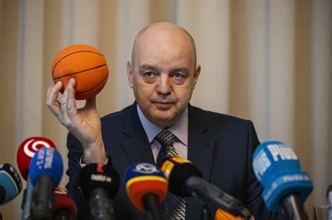 Ilustračné foto osoby, ktorá si podáva injekciu.