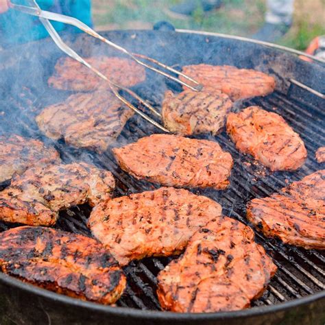 koláž rôznych jedál s balzamikovým octom - šalát, grilované mäso, ovocie
