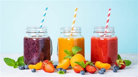 ilustrácia zobrazujúca rôzne zdravé alternatívy k alkoholu (napr. ovocné smoothie, bylinkový čaj)