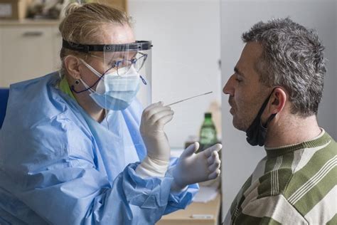 Ilustračná fotografia osoby meditujúcej v pokoji