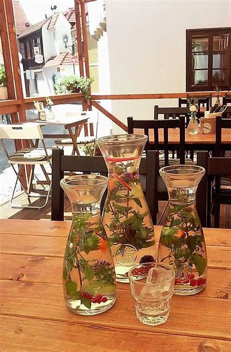 Ilustrácia rôznych zdravých nápojov ako je voda s ovocím, bylinkami a čaje.