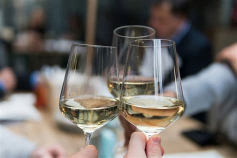 Ilustračná fotografia pohára bieleho vína.