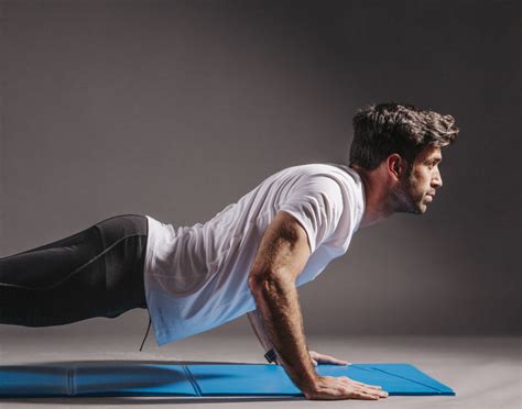 Muž alebo žena cvičiaci doma v malom priestore, len s vlastnou váhou.