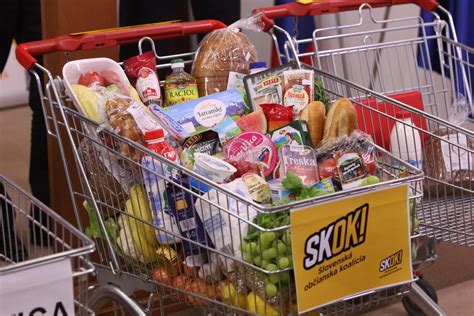 Nákupný košík plný čerstvej zeleniny, ovocia a celozrnných produktov