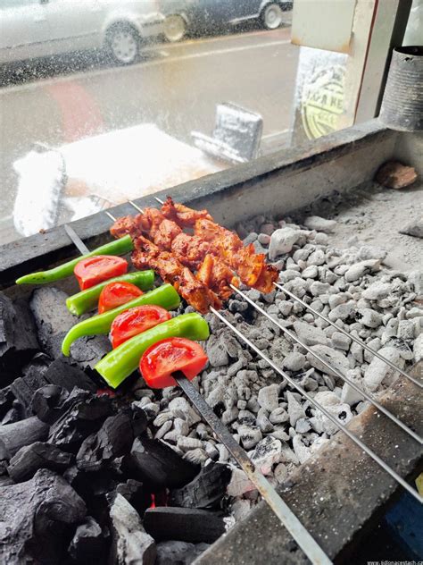 ilustrácia rôznych metód tepelnej úpravy pokrmov s označením vhodných a nevhodných