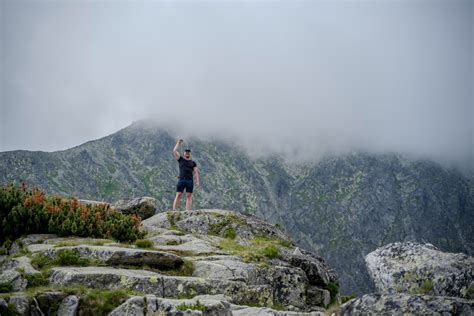 Fotografia Mira Veselého počas turistiky v Tatrách v obéznom stave, s výraznou únavou.