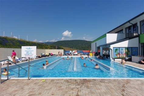 Ilustračná fotografia rodiny relaxujúcej v bazéne kúpeľného aquaparku