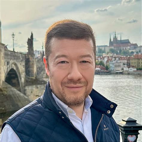 Ilustrácia správneho a nesprávneho prevedenia skoku na bedňu, s dôrazom na výšku a dopad.